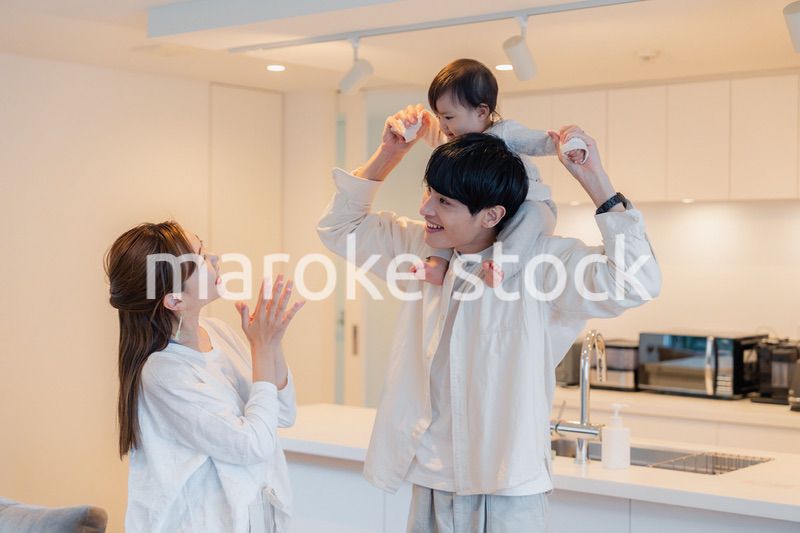 赤ちゃんを肩車するお父さん