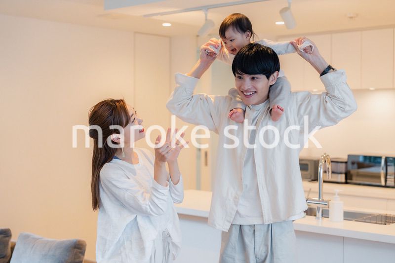 赤ちゃんを肩車するお父さん