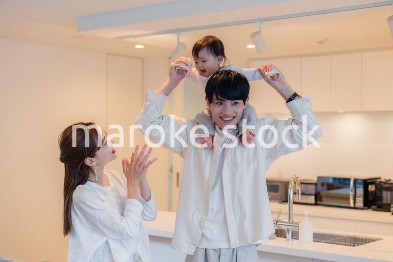 赤ちゃんを肩車するお父さん