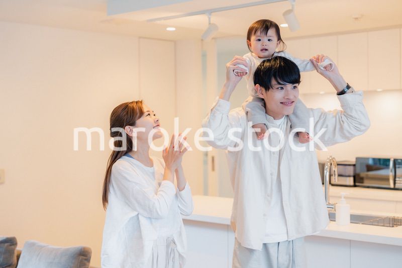 赤ちゃんを肩車するお父さん