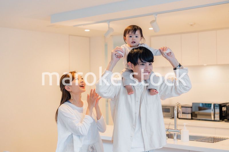 赤ちゃんを肩車するお父さん