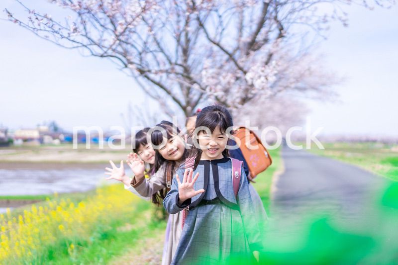 ランドセルを背負って登校する小学生たち