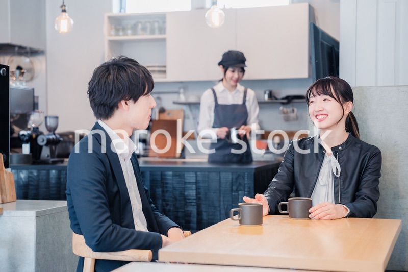 カフェでデートをする若いカップル