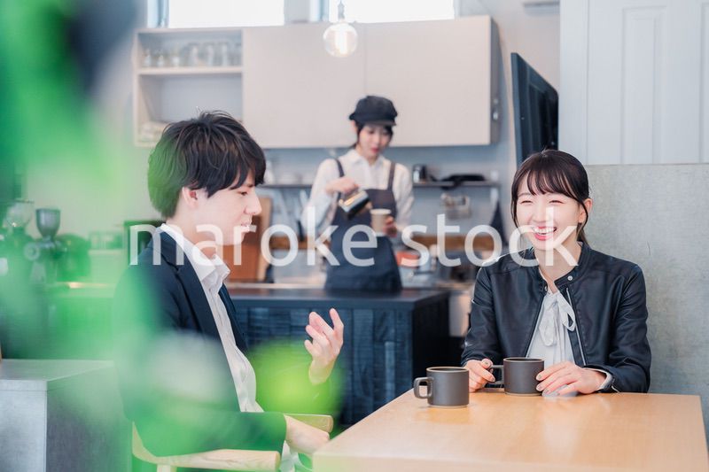 カフェでデートをする若いカップル