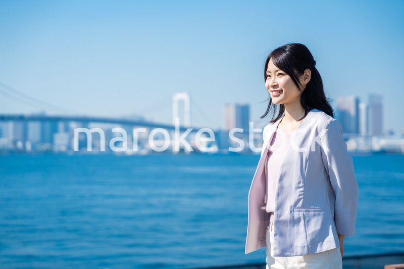 外の空気を吸ってリフレッシュするビジネスウーマン