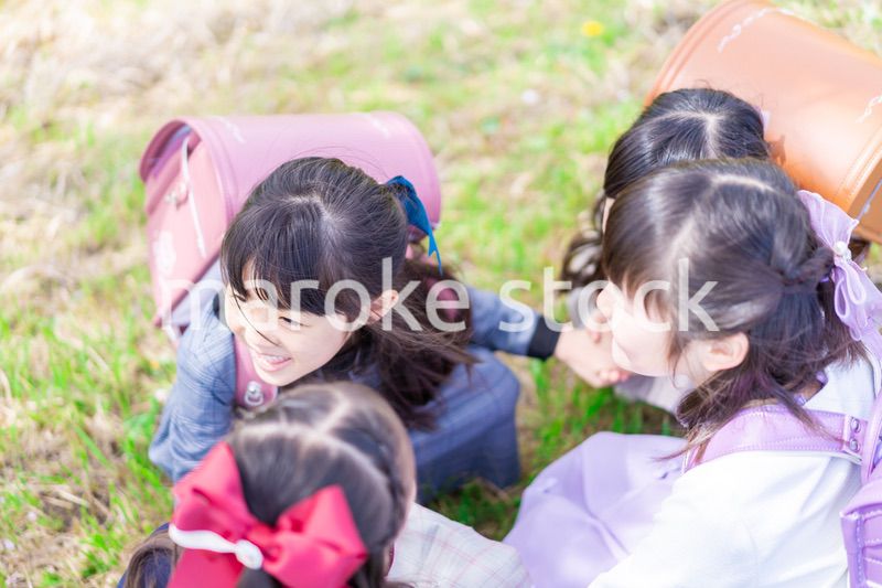 登下校中に通学路で遊ぶ小学生の女の子たち