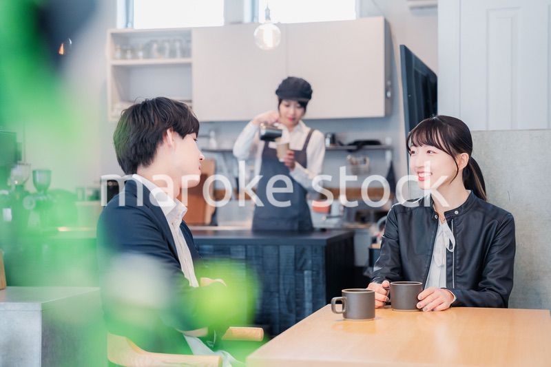 カフェでデートをする若いカップル