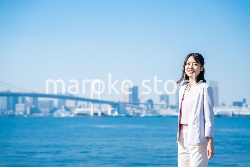 外の空気を吸ってリフレッシュするビジネスウーマン