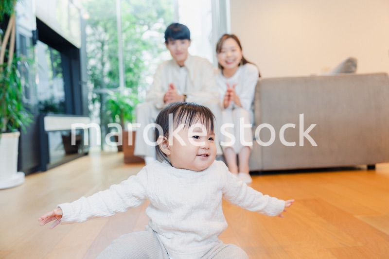 赤ちゃんとお家で過ごす幸せなファミリー