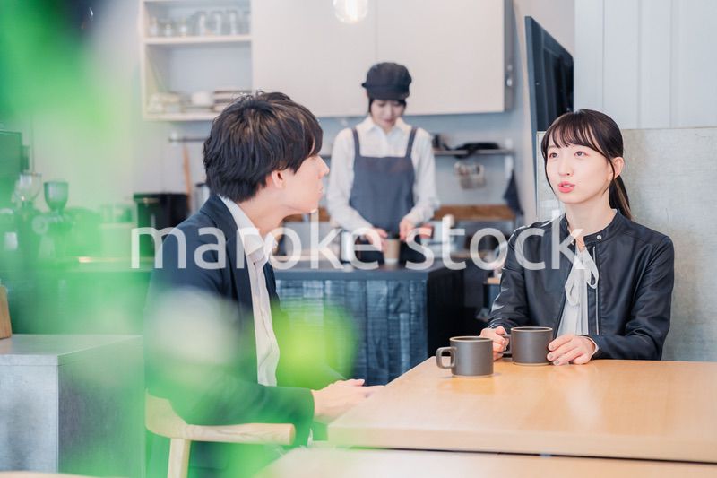 カフェでデートをする若いカップル