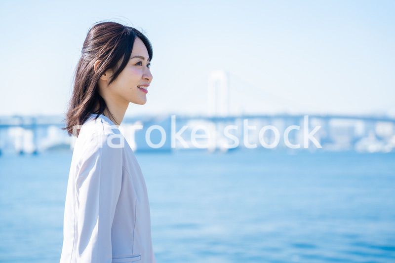 外の空気を吸ってリフレッシュするビジネスウーマン