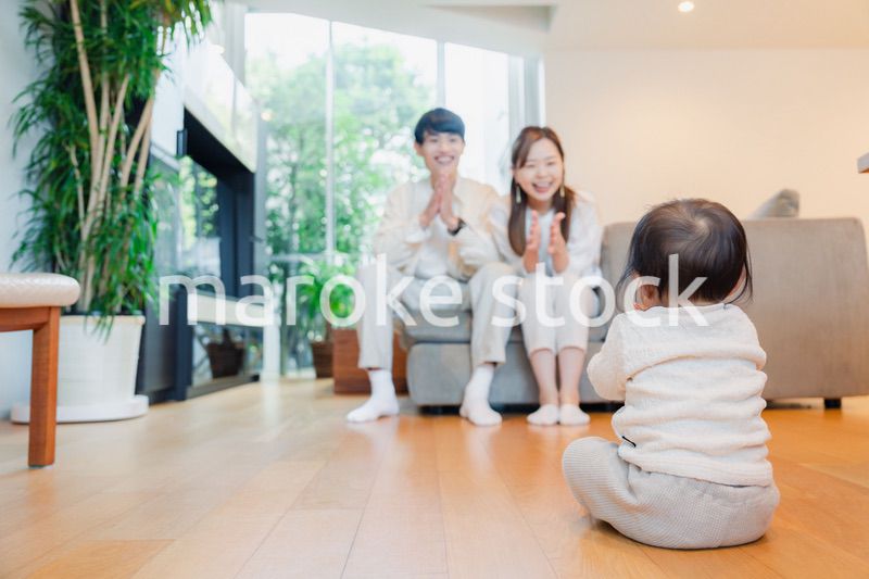 赤ちゃんとお家で過ごす幸せなファミリー