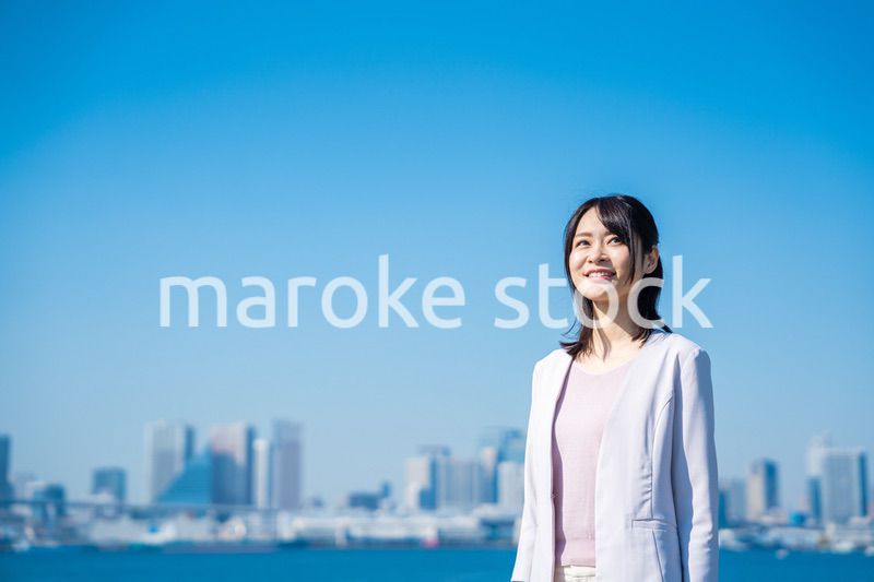 外の空気を吸ってリフレッシュするビジネスウーマン