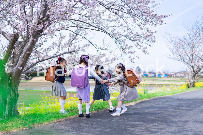 登下校中に通学路で遊ぶ小学生の女の子たち