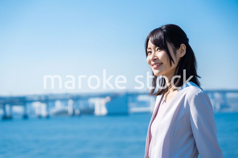 外の空気を吸ってリフレッシュするビジネスウーマン