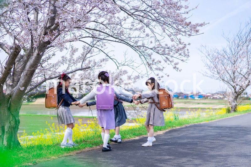 登下校中に通学路で遊ぶ小学生の女の子たち