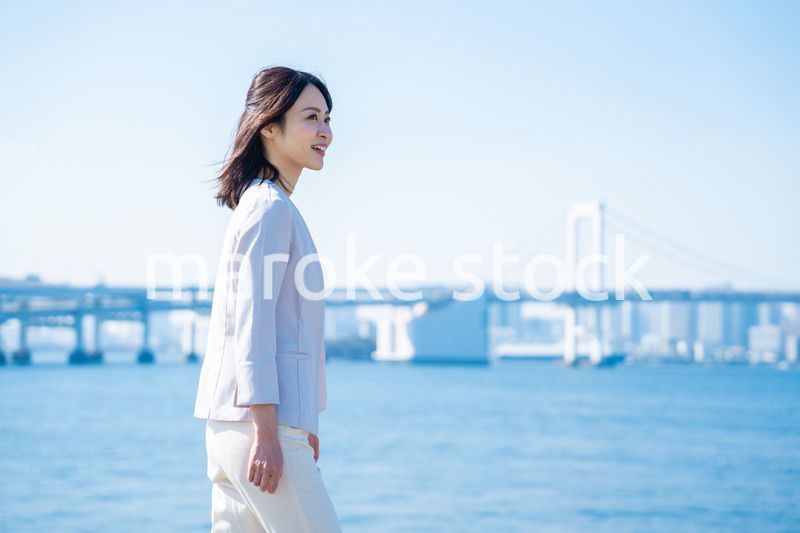 外の空気を吸ってリフレッシュするビジネスウーマン