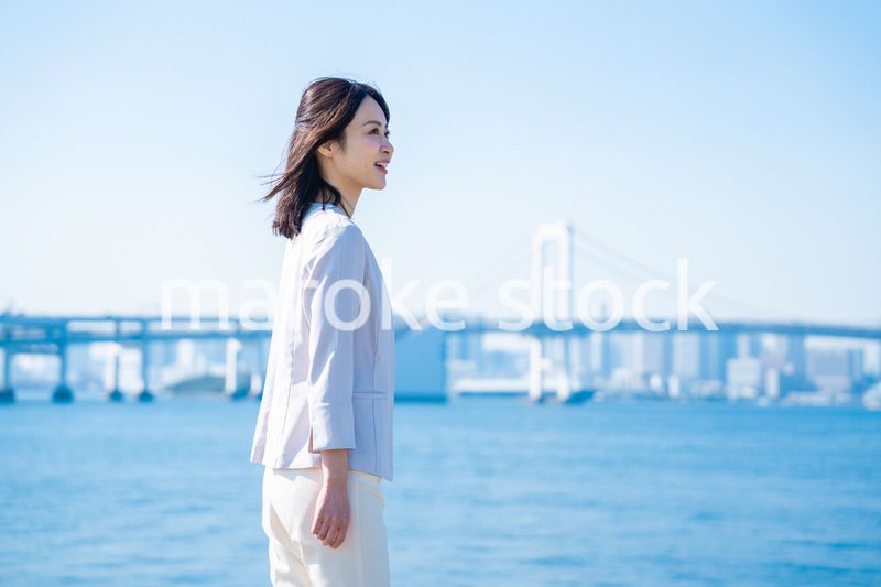 笑顔で外を歩くビジネスウーマン