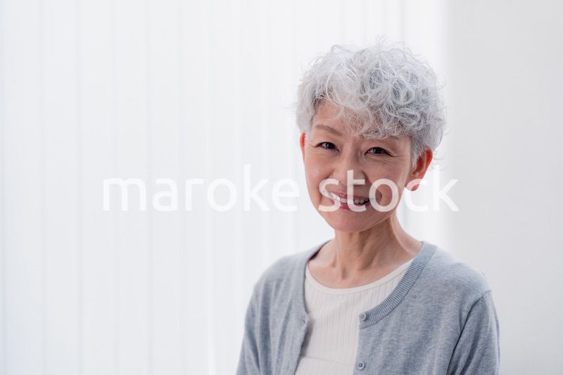 生き生きとほほえむシニアの女性