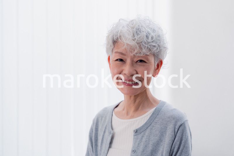 生き生きとほほえむシニアの女性