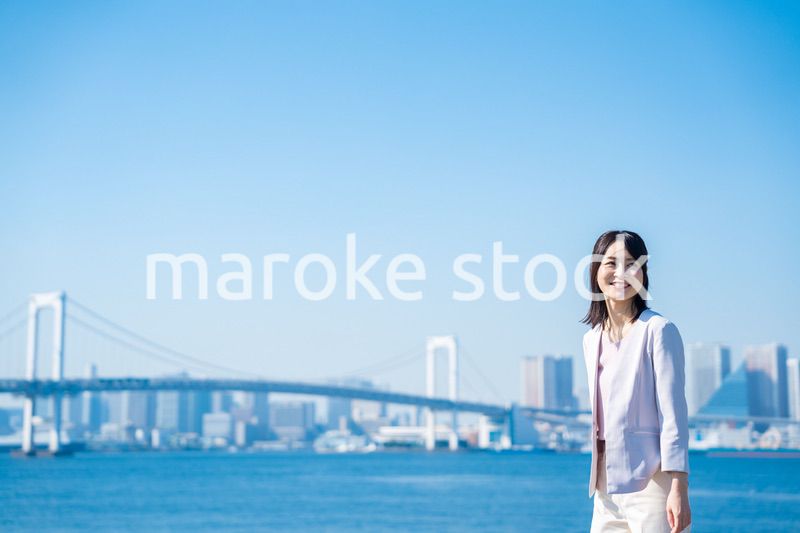 外の空気を吸ってリフレッシュするビジネスウーマン