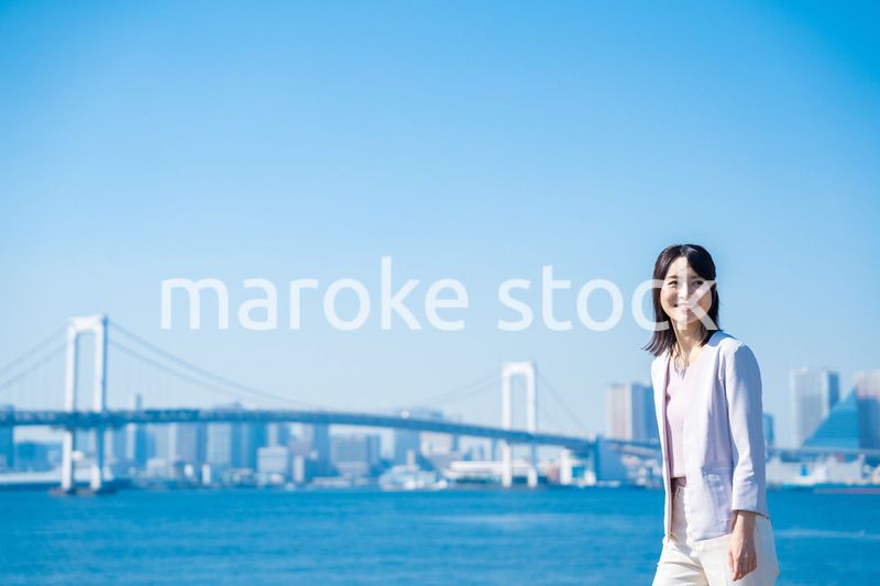 笑顔で外を歩くビジネスウーマン