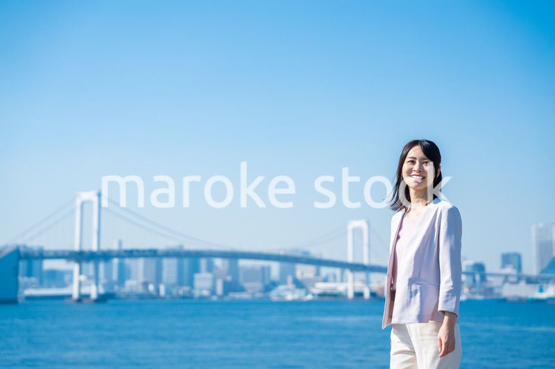 外の空気を吸ってリフレッシュするビジネスウーマン