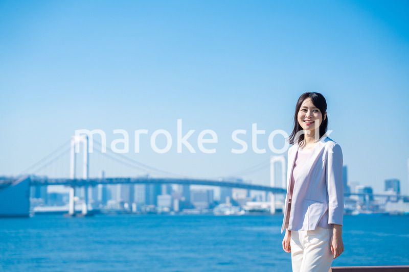 笑顔で外を歩くビジネスウーマン