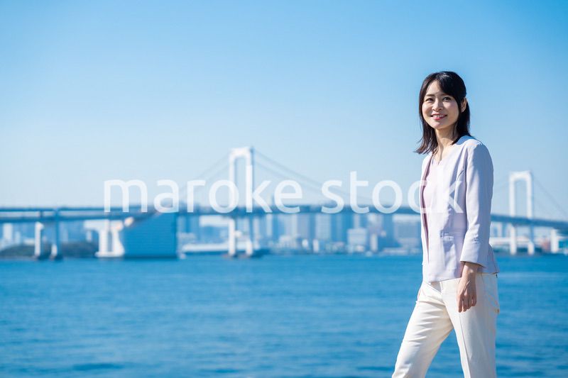 外の空気を吸ってリフレッシュするビジネスウーマン