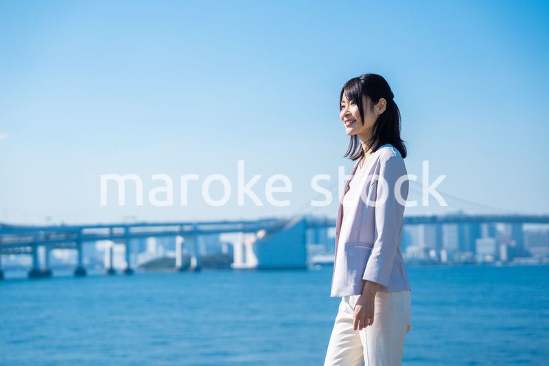 外の空気を吸ってリフレッシュするビジネスウーマン