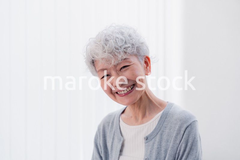 生き生きとほほえむシニアの女性