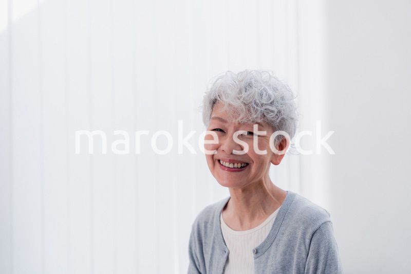 生き生きとほほえむシニアの女性