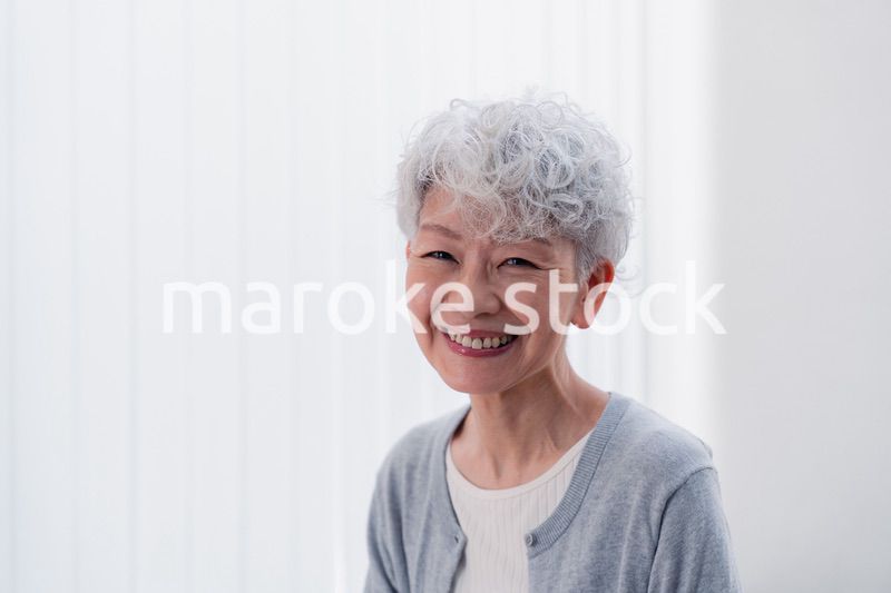 生き生きとほほえむシニアの女性