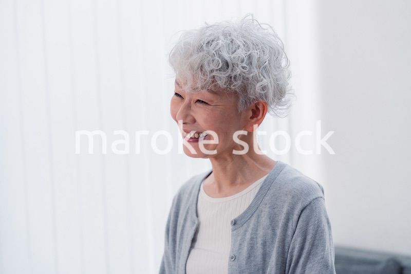 生き生きとほほえむシニアの女性