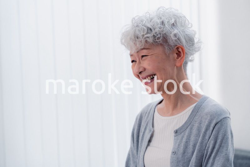 生き生きとほほえむシニアの女性