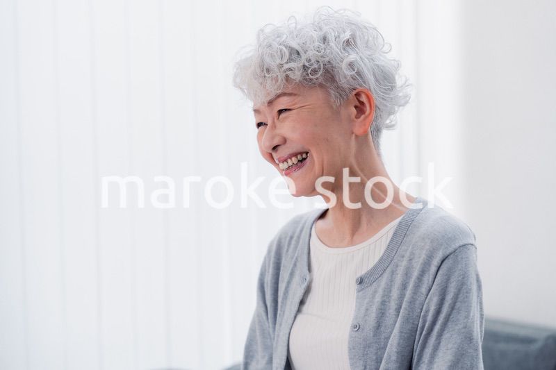 生き生きとほほえむシニアの女性