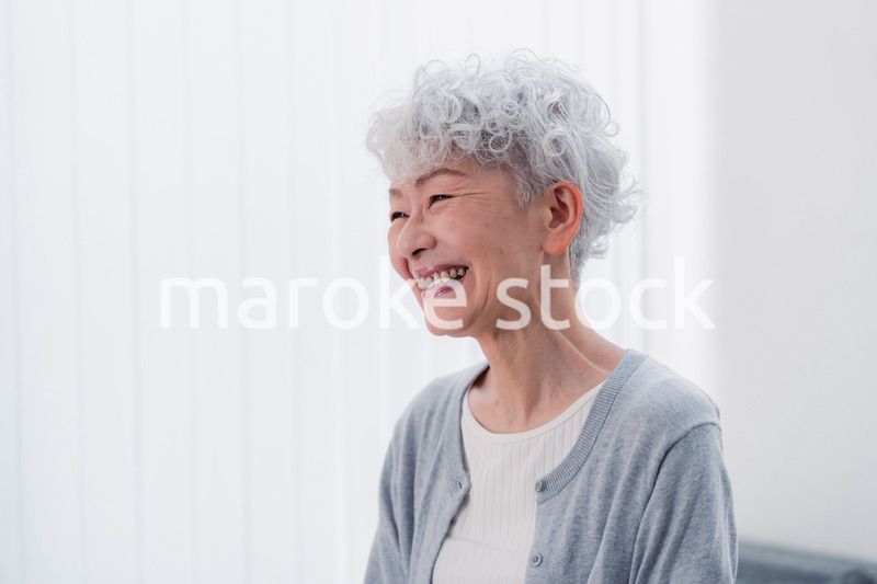 生き生きとほほえむシニアの女性