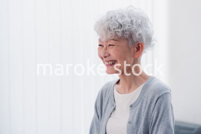 生き生きとほほえむシニアの女性