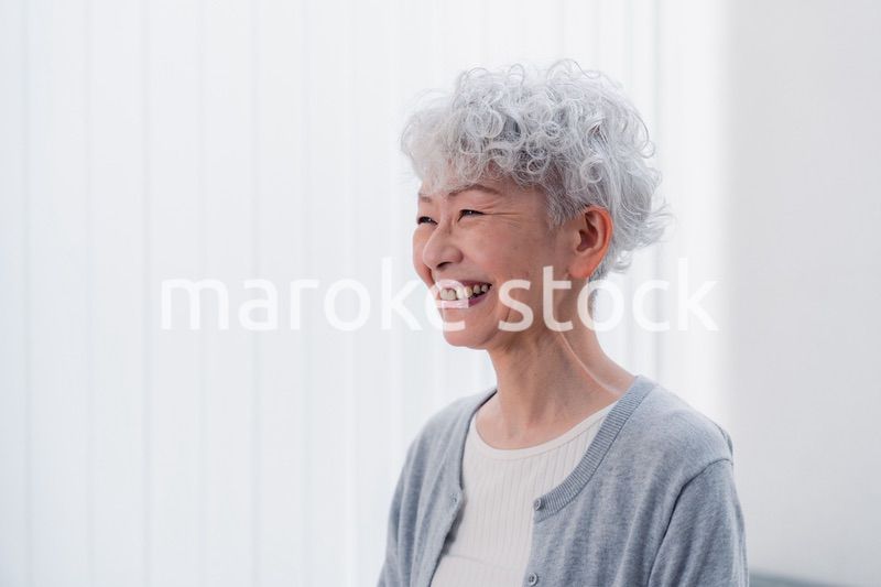 生き生きとほほえむシニアの女性