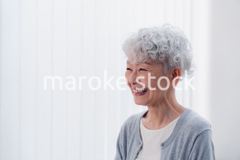 生き生きとほほえむシニアの女性