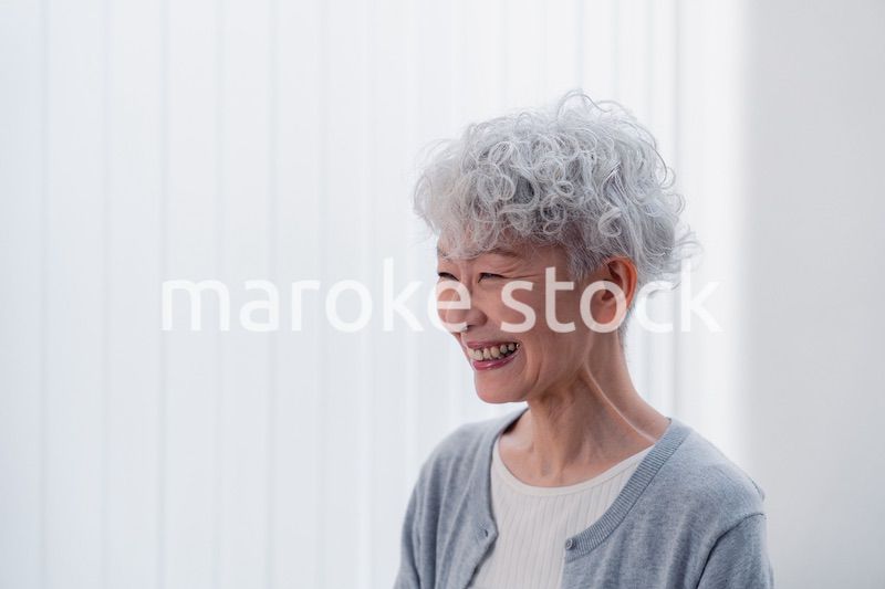 生き生きとほほえむシニアの女性