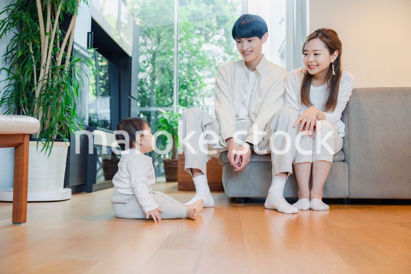 赤ちゃんとお家で過ごす幸せなファミリー