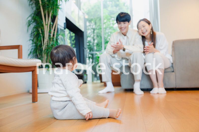 赤ちゃんとお家で過ごす幸せなファミリー