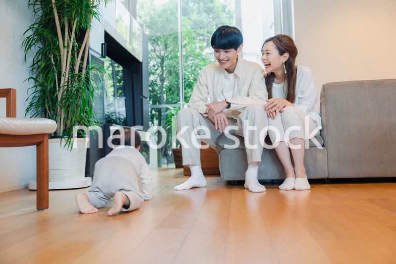 赤ちゃんとお家で過ごす幸せなファミリー