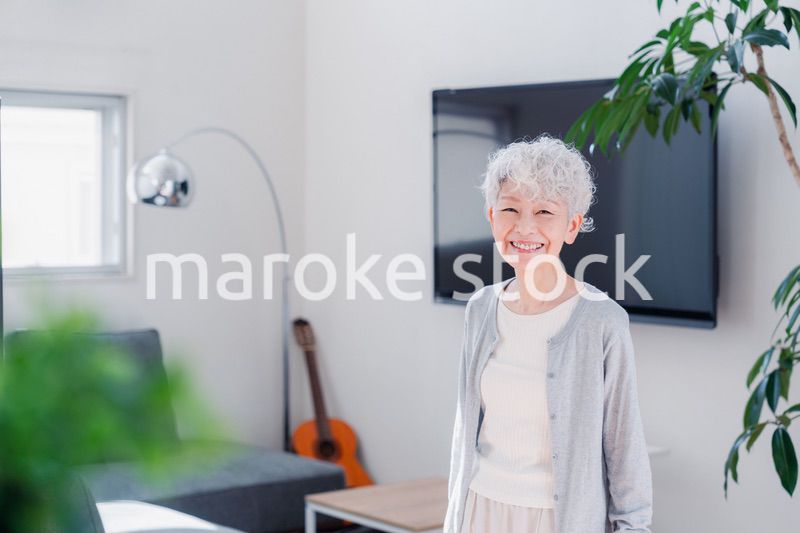 笑顔でいきいきと暮らすシニアの女性