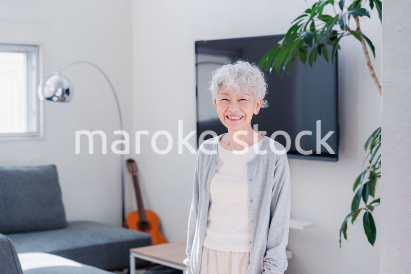 笑顔でいきいきと暮らすシニアの女性