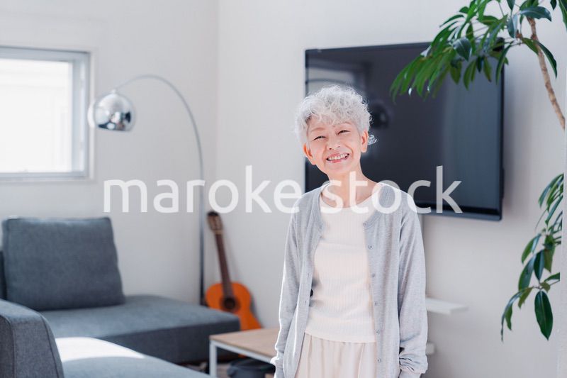 笑顔でいきいきと暮らすシニアの女性