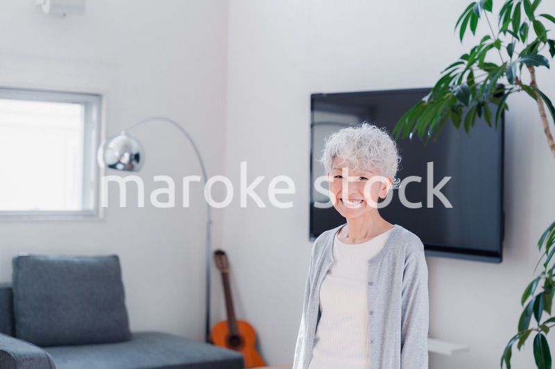 笑顔でいきいきと暮らすシニアの女性