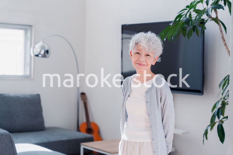 笑顔でいきいきと暮らすシニアの女性