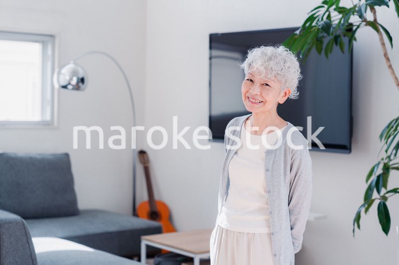 笑顔でいきいきと暮らすシニアの女性